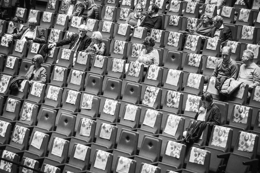 Het publiek terug in de grote zaal van de Doelen op 1,5 meter (of meer!) afstand.