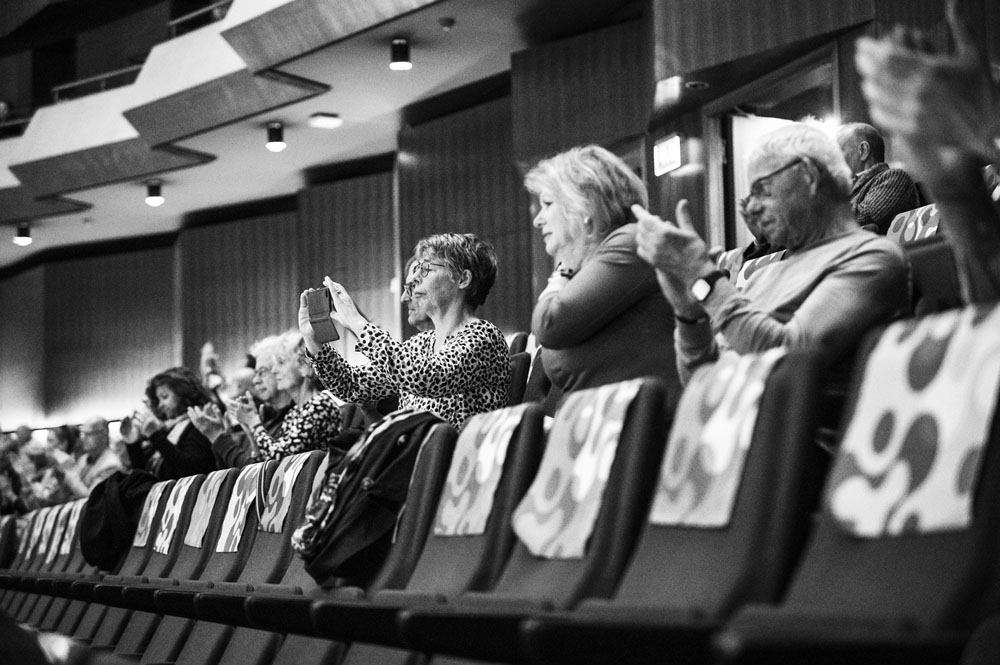 Publiek in de grote zaal van de Doelen.